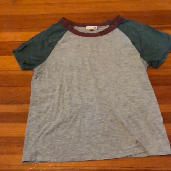Medium burgundy and green baseball tee. Fits semi-loose - Picture 1 of 3